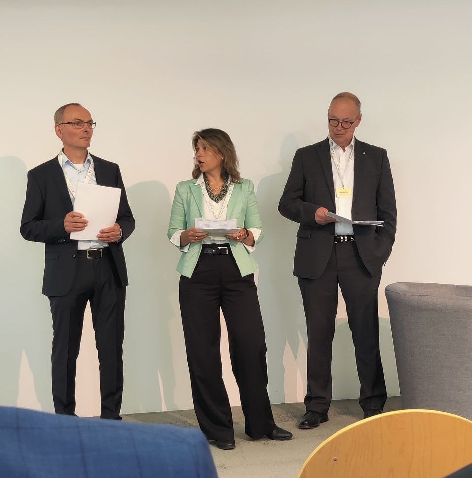 mtmedtech's tweet photo. Eröffnung der #FKT-Messe (vl): Cord Brüning, Dubravka Maljevic Fachverband Biomedizinische Technik und @ukbberlin und Horst Träger: 

Maljevic: Kein kollektives Jammern und Klagen, sondern gemeinsam Zukunft gestalten und eigene Stärken herausstellen! https://t.co/vJfqhASIQm
