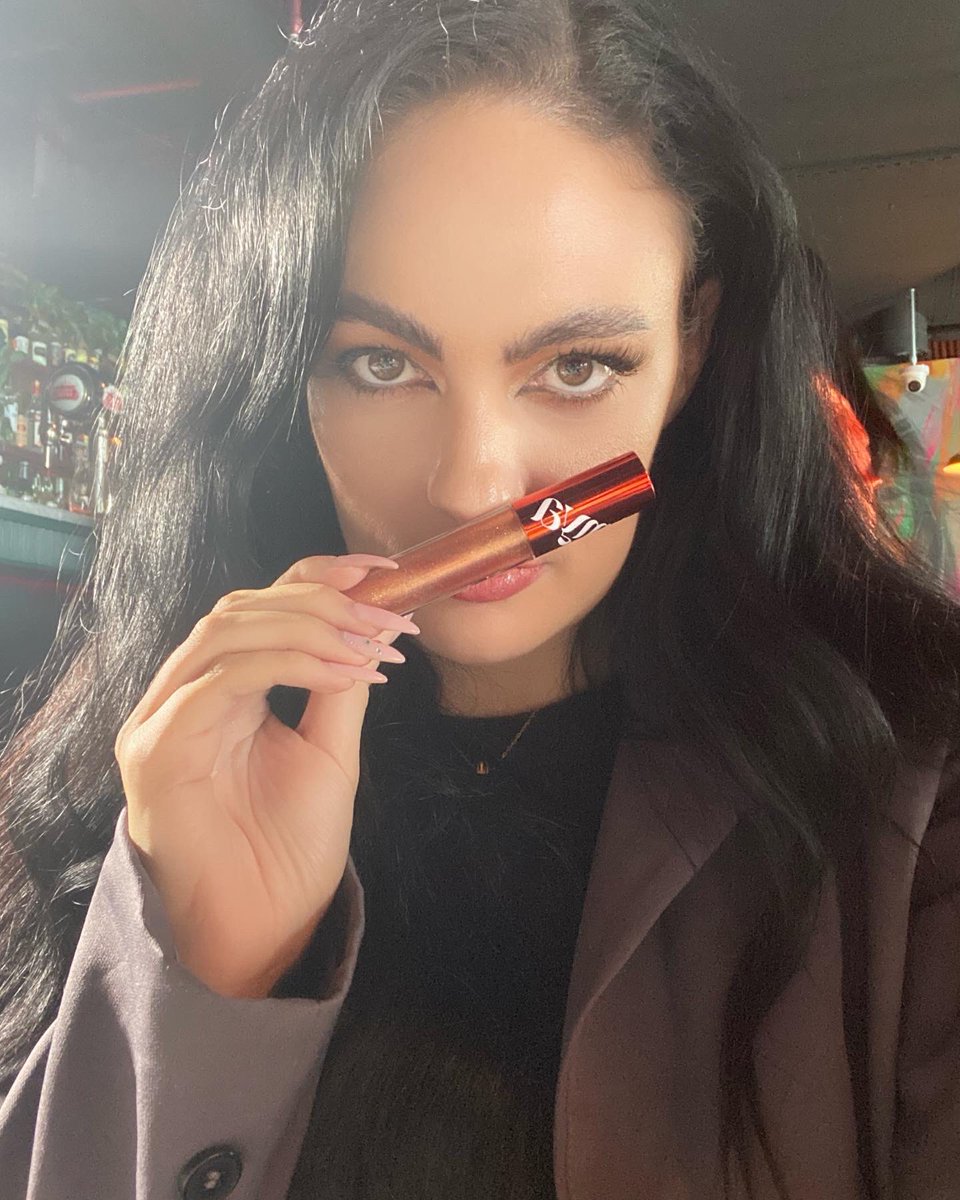 LolyPopReacts's tweet image. Was an absolute pleasure to meet the stunningly beautiful (and hilarious) ✨@NikkieTutorials 

Please ignore how awkward a look 

 #nimya #nikkitutorials #dubai