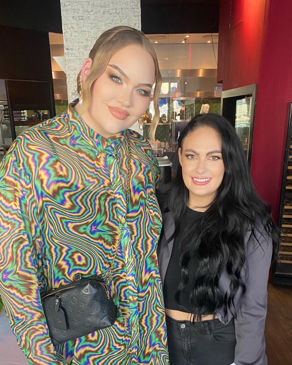 LolyPopReacts's tweet image. Was an absolute pleasure to meet the stunningly beautiful (and hilarious) ✨@NikkieTutorials 

Please ignore how awkward a look 

 #nimya #nikkitutorials #dubai