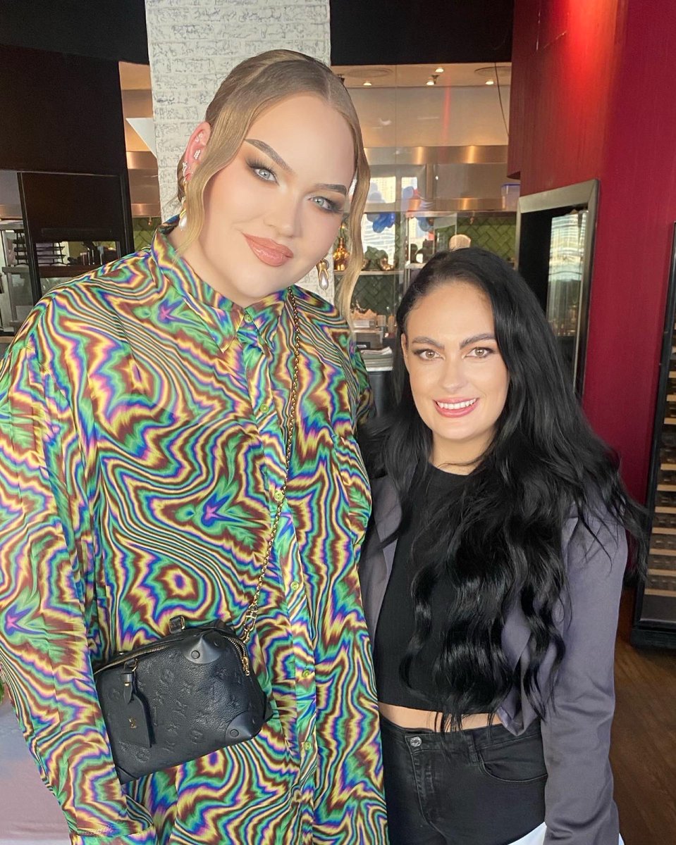 LolyPopReacts's tweet image. Was an absolute pleasure to meet the stunningly beautiful (and hilarious) ✨@NikkieTutorials 

Please ignore how awkward a look 

 #nimya #nikkitutorials #dubai