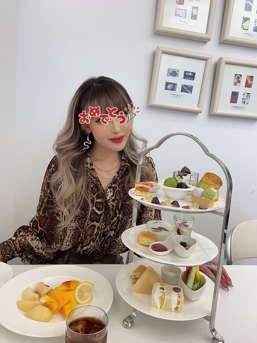 good_n_evil_'s tweet photo. ひさびさにインスタグラマーの女みたいな写真撮れました。タカノフルーツパーラー本店でフルーツティアラのアフヌンしてきた🍇🫖ちなみに今年の��のファッションテーマは「チンピラ」です。 https://t.co/2axkE3HipU