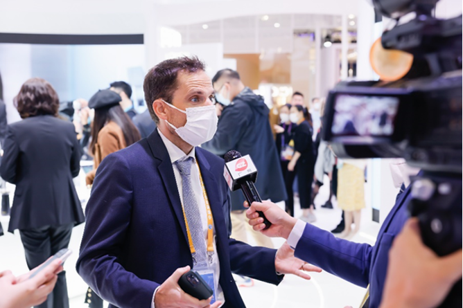 ciieonline's tweet photo. Among all the exhibits that L'Oréal brought to the past #CIIEs, Perso, the one that debuted at the 3rd edition, impressed Maxime DE BONI, vice president of Research & Innovation at @LOrealGroupe #China the most. Read about his #CIIEStories to find more: https://t.co/0pMNDEaX4a https://t.co/9QsOWXpYhv