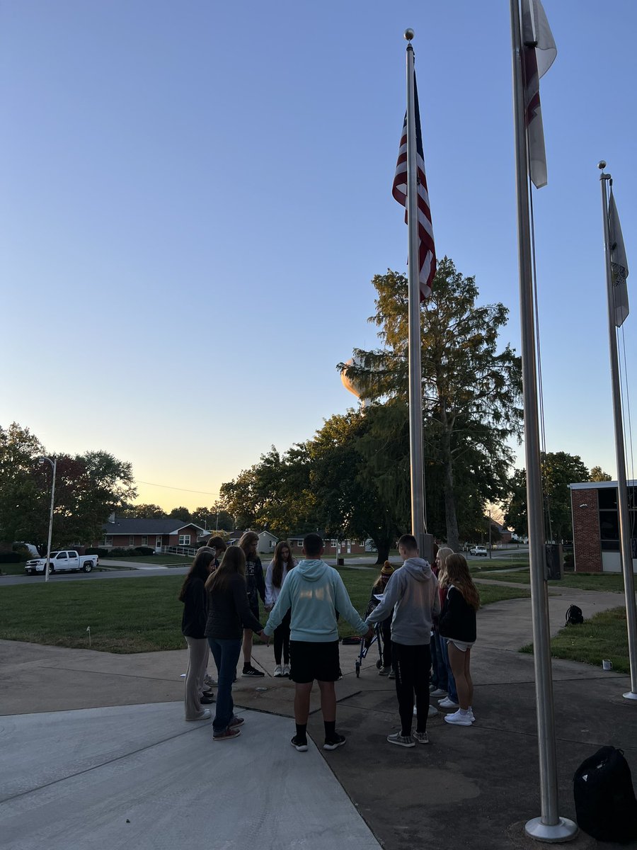 RedBudFCA's tweet photo. Thank you to students and staff from @RedbudHS who woke up early to pray! #redbud132 #fca #syatp22 https://t.co/dc4HlIQtPe