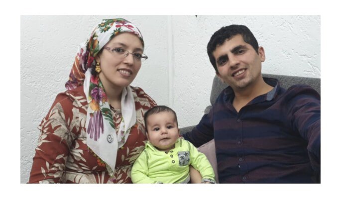 FaysalSaryldz's tweet photo. Almanya’da iltica eden İsmail-Arzu Gümüş çifti, ufak 4 çocuklarıyla Türkiye’ye iade edilmek üzere şimdi Frankfurt Havaalanında tutuluyor. HDP çalışmaları nedeniyle İsmail Gümüş hakkında Türkiye’de tutuklama kararı bulunuyor… https://t.co/g0JZGDMcDc
