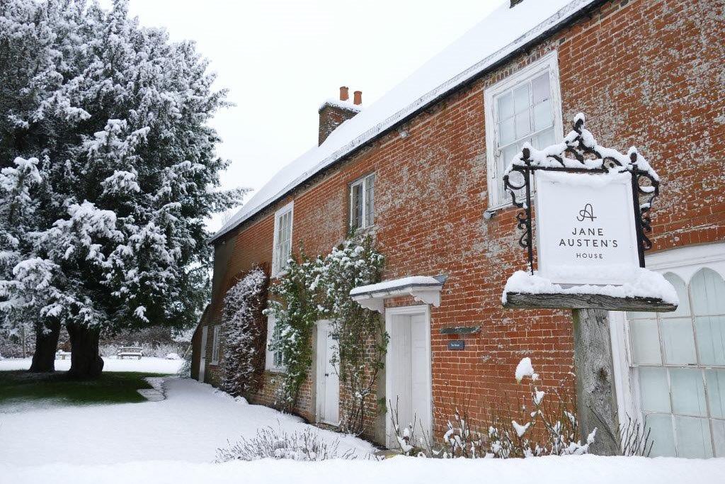JaneAustenHouse's tweet photo. ❄️ ANNOUNCING OUR WINTER EVENTS PROGRAMME! ❄️

🕯🥧🍷Join us for candlelit tours, Christmas village walks, mulled wine, mince pies and JANE AUSTEN’S BIRTHDAY CELEBRATIONS!

➡️ Discover our winter events and BOOK tickets: https://t.co/62G1tcwg5G

#janeausten #janeaustenshouse https://t.co/KL6DeAZFJZ