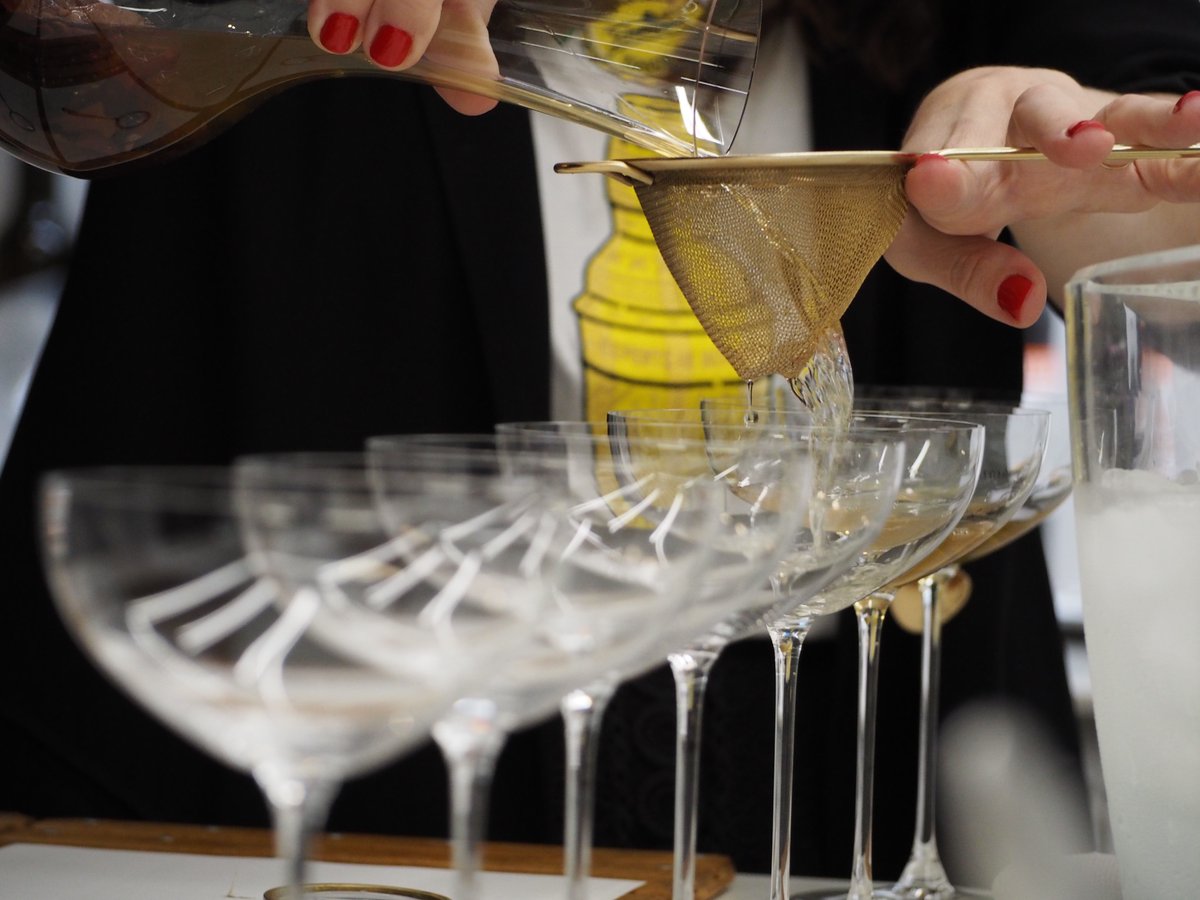 DisfrutarBCN's tweet photo. Showcooking amb @Schweppes_ES a la nostra cuina d'I+D⭐️ Showcooking con @Schweppes_ES en nuestra cocina de I+D ✨ Showcooking with @Schweppes_ES at our R&D kitchen 💫 #mixingmaster https://t.co/dQcdwL9Uv8