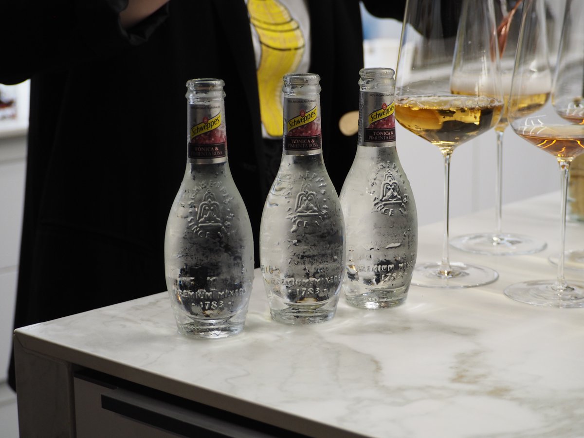 DisfrutarBCN's tweet photo. Showcooking amb @Schweppes_ES a la nostra cuina d'I+D⭐️ Showcooking con @Schweppes_ES en nuestra cocina de I+D ✨ Showcooking with @Schweppes_ES at our R&D kitchen 💫 #mixingmaster https://t.co/dQcdwL9Uv8