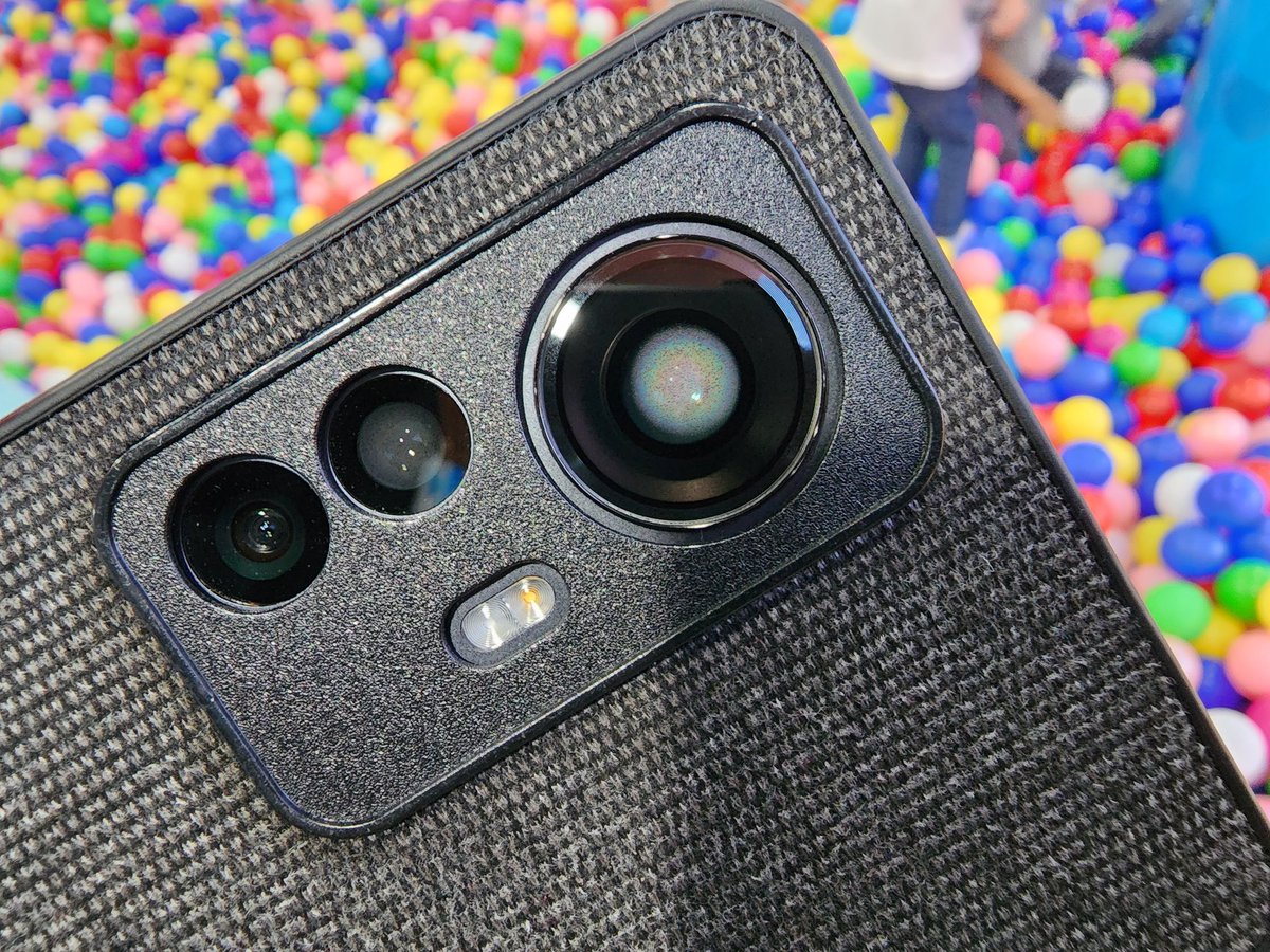 gauravh1's tweet photo. But some units shipped in India from May 2022 (first sale) are now started facing camera condensation issue quite suddenly. The problem is so bad that within 2-3 mins primary camera glass &amp; portrait tele camera glass start to get condensation from inside. @alvintse 2/n https://t.co/MGdv56andO