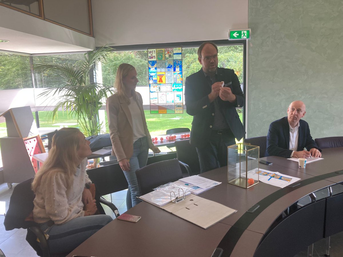 Vorige week maandag vond de loting van de vrije kavels in Munster fase 2 in #Winsum plaats. Acht kavels zijn verloot onder de aanwezige inschrijvers. De loting werd door wethouder <a href="/EltjoDijkhuis/">Eltjo Dijkhuis</a> geopend. Notaris Huitsing van notariskantoor Huitsing &amp; Poort hield toezicht.
