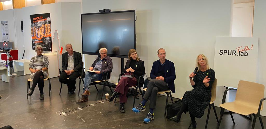 museum4punkt0's tweet photo. #spurlab Elisabeth Bruckschen vom museum4punkt0-Team @DHMBerlin: Wir wollten die Inhalte in den Vordergrund stellen, wir wußten, was wir vermitteln wollen: Geschichte ist ein offener Prozess! Die Technik haben wir erst im Prozess gewählt. #contentfirst @BundesKultur @kulturSPK https://t.co/Z5hlcE2XOQ