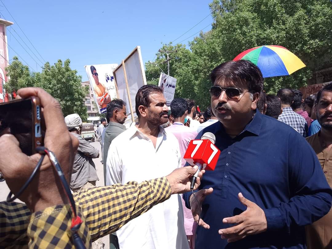 YPASindh's tweet photo. #LUHMS
#CMSindh
#SharjeelMemon

لمس اسپتال حیدرآباد کے خلاف بلیک میلنگ اور پروپیگنڈہ مہم کے خلاف آج لمس اسپتال ملازمین پیرامیڈیکس کی تمام تنظیموں اور سول سوسائٹی کی طرف سے احتجاج کیا گیا جس  میں ینگ پیرامیڈکس ایسوسیئشن سندھ کے صوبائی جنرل سیکریٹری عبدالغفار رند بلوچ نے خطاب کیا، https://t.co/WpXjEzRRrs