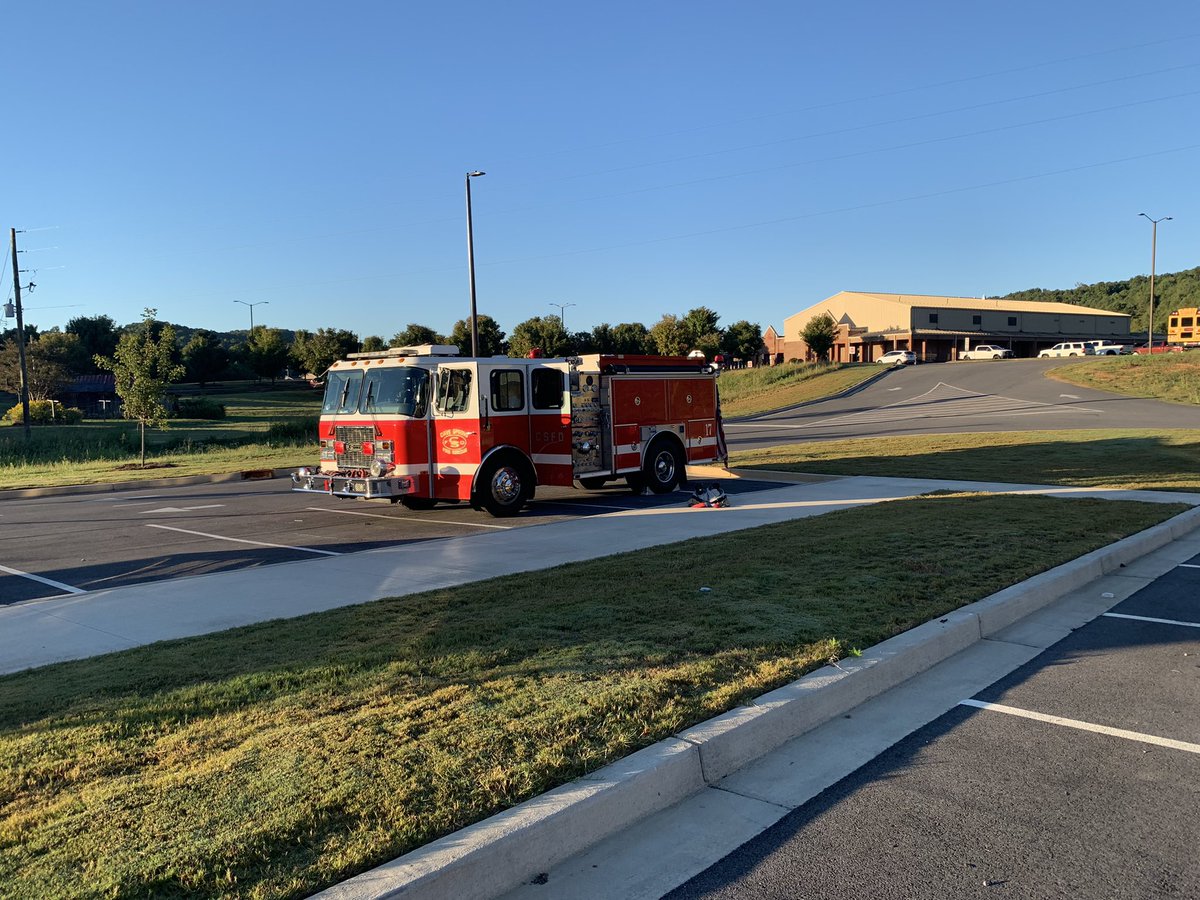 JoeAgan_EdS's tweet photo. @PMSdragons Public Safety Class getting a hands on lab today with Mr. Catron. Even our SRO got in on the action. https://t.co/5JzjnaD5d7