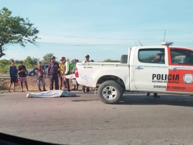 dexcyguedez's tweet photo. ARROLLAMIENTO. La mañana de este miércoles una persona de sexo masculino fue arrollado por un vehículo en la Av Juan Bautista Arismendi #Margarita a la altura de la estación de servicio El Encanto. Se desconocen más datos al respecto. En desarrollo... https://t.co/HVLtXanOxL