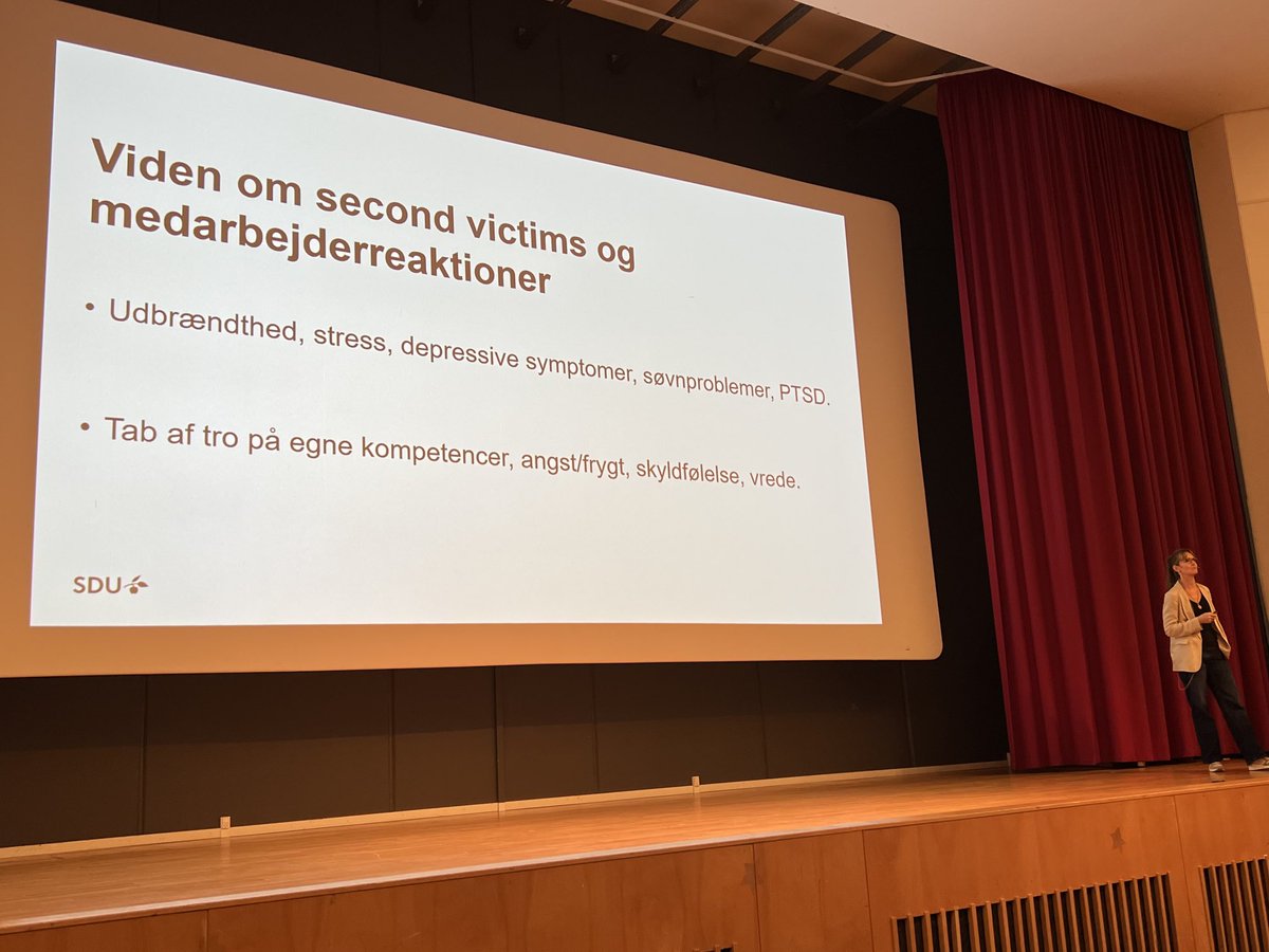 Jan_Mainz's tweet photo. RN og RM afholder vellykket kursus i patientsikkerhed. @KatjaS75 Schrøder taler om second victim, når fejl og UTH rammer sundhedspersonalet: det er en kerneopg at passe på vort personale. # sundpol#patientsikkerhed. https://t.co/Pmf3lL80vx