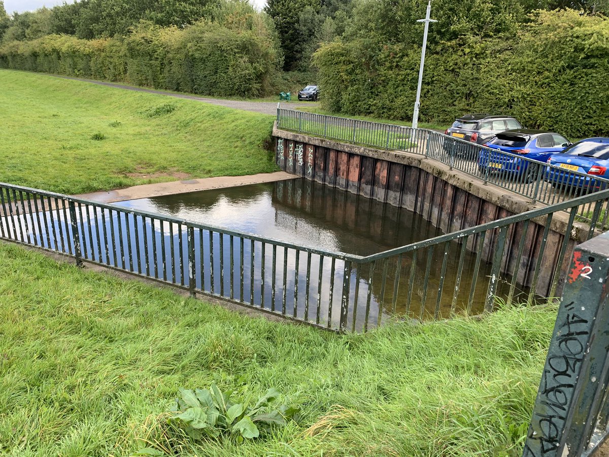 Great to get out on site earlier this week with our National Duty Managers. Familiarisation of the EAs Didsbury flood storage areas and their operation.

This type of activity allows greater understanding of how this asset operates during flooding events.
#BetterPrepared #TeamEA