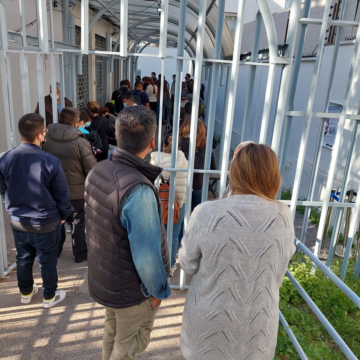 Carolinga19's tweet photo. @RegCivil_RM una persona atendiendo en Oficina de Ñuñoa para entrega de pasaporte y Cédula https://t.co/5Oa9pBOKJa