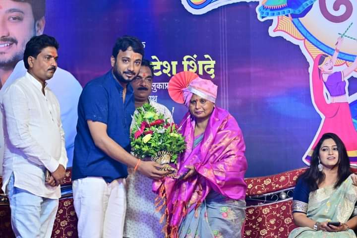 andharesushama's tweet photo. शिवसेनेचे परळी तालुकाप्रमुख व्यंकट शिंदे यांनी आयोजित केलेल्या दुर्गोत्सवानिमित्त महिला मेळावा तथा दांडिया उत्सवाच्या उद्घाटन समारंभाला उपस्थिती लावली. 
याप्रसंगी शहरातील महिलावर्ग मोठ्या संख्येने उपस्थित होता.
@OfficeofUT @AUThackeray
@AhirsachinAhir @ShivSena
#शिवसेना #Shivsena https://t.co/GmR9q6GumJ