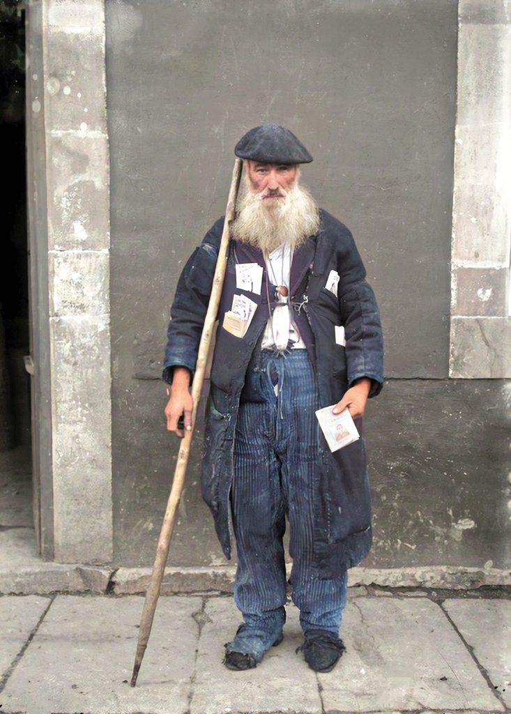 Bertoviedo1's tweet photo. Asturias
Hoy os presento a Pericón de los Repertorios, a quien una tarde lejana de 1915 inmortalizó la cámara de Modesto Montoto mientras vendía calendarios y coplas por las calles de Villamayor. https://t.co/RizSMdoxq4