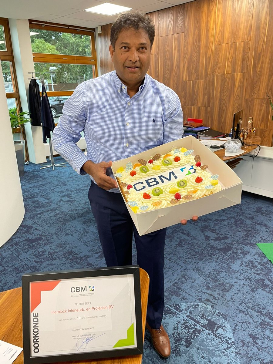 deCBM's tweet photo. @keeszwetsloot  reisde ter ere van het 10-jarig lidmaatschap van Hemlock af naar Lisserbroek en overhandigde persoonlijk de oorkonde en jubileumtaart aan August Jahangier. Van harte!
#cbm #leden #jubileum #taart https://t.co/jQPMK2KAxO