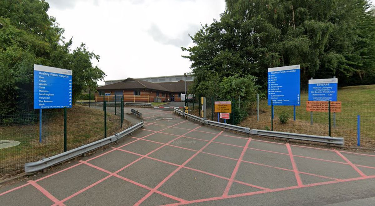 RecoveryColleg3's tweet photo. Our team is at Bushey Fields Hospital from 2pm - 4pm today.

Come along to speak with us about the #mentalhealth support &amp; wellbeing services we provide in #Dudley 
#therecoverycollege https://t.co/gwp7AmBCbd