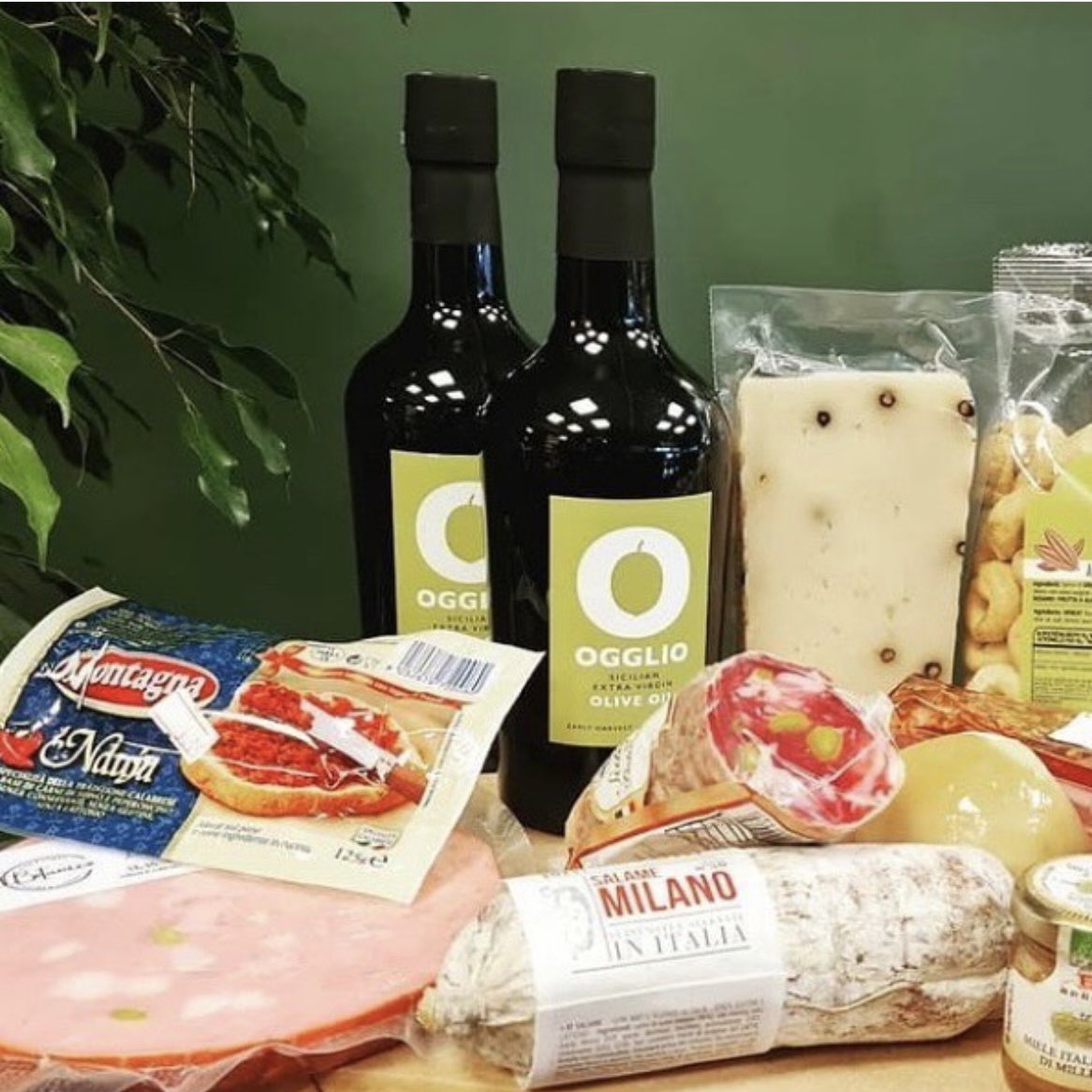 ogglio's tweet photo. Weβre back in stock at IL BOTANICO in Headington π ask about us when you go π¨βπ³ Perfect if you want to try our olive oil before supporting our Kickstarter, link in bio π #ogglio #oxford #headington #headingtonshops #headingtonshark #headingtonschool https://t.co/piFDaptZ2V