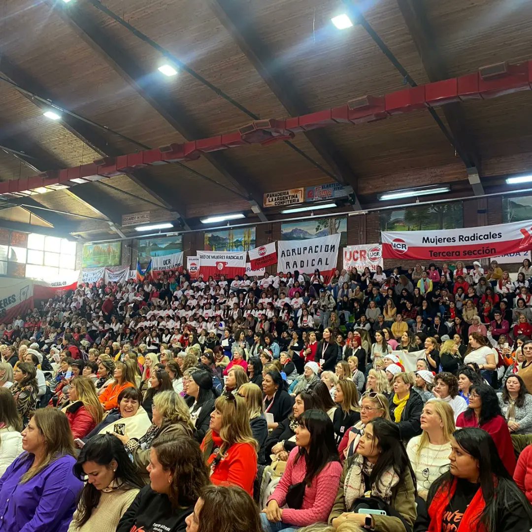 PamelaMaya30's tweet photo. #ENMR
#40DConstruyendoCiudadanía
#MásMujeresMejorDemocracia
📢 En Bariloche,este fin de semana,mujeres radicales de todo el país debatiendo, proponiendo y visibilizando la necesidad de estar en las mesas de decisión.
♀️ Es de adentro hacia afuera. https://t.co/9ttJKSaInt