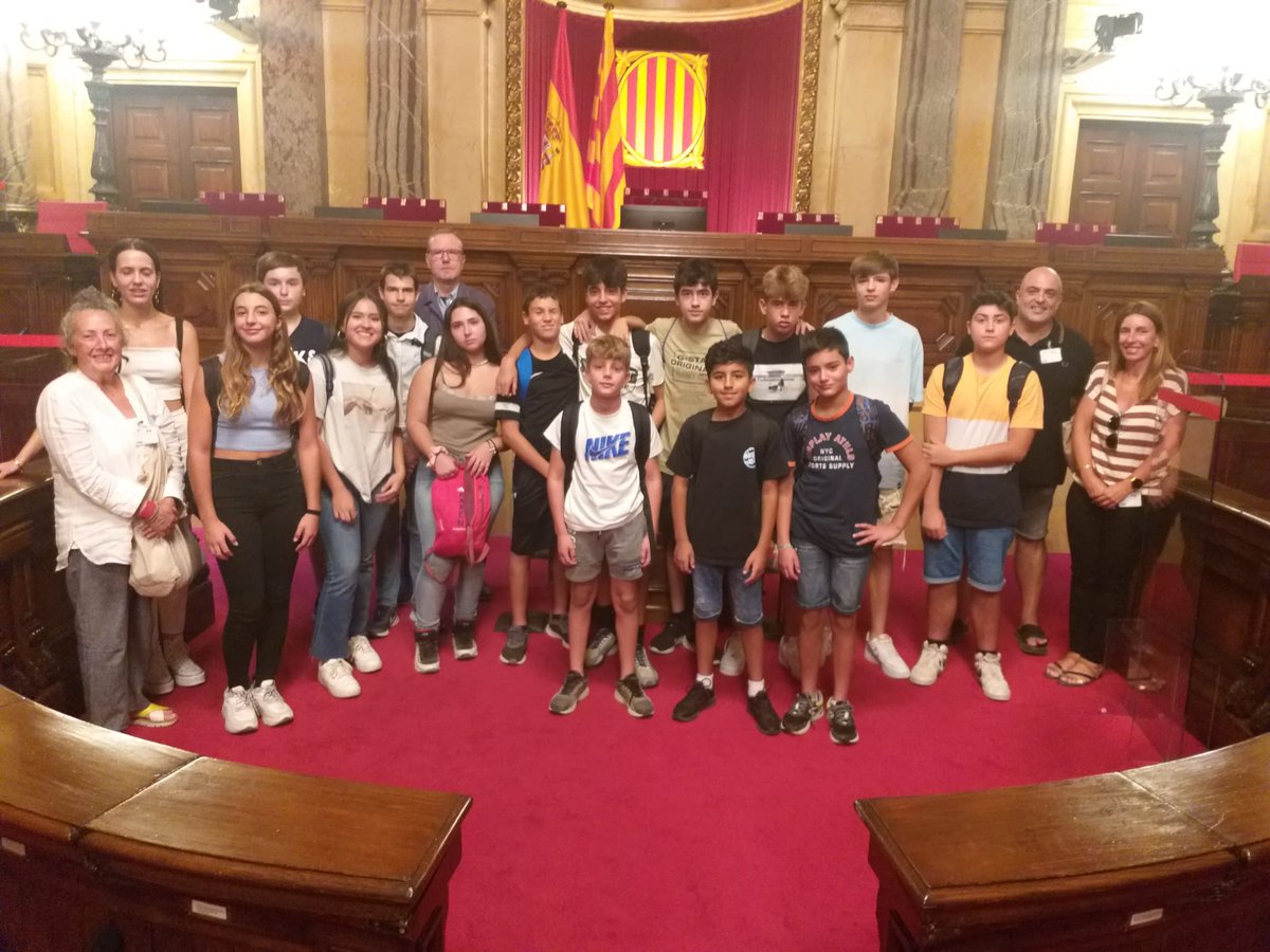 InstitutAltFoix's tweet photo. El passat dimecres els delegats i delegades d'ESO, acompanyats per personal PAS i membres de l'equip directiu, van visitar el Parlament de Catalunya. https://t.co/ntgDxrlWFP