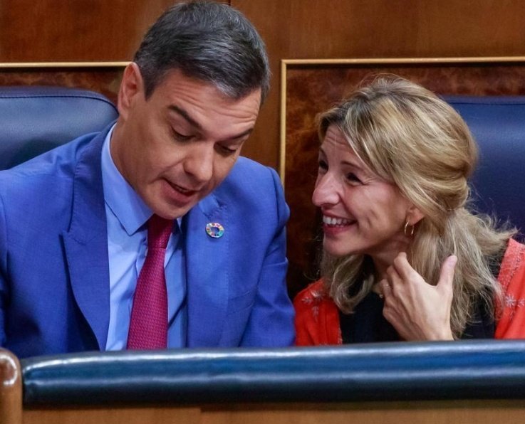 Encuestando's tweet photo. 📊 ¿Quién prefieres que gobierne España?

🔃 FEIJOO Y ABASCAL
♥️ SÁNCHEZ Y YOLANDA DÍAZ https://t.co/tTUIyUBEq6