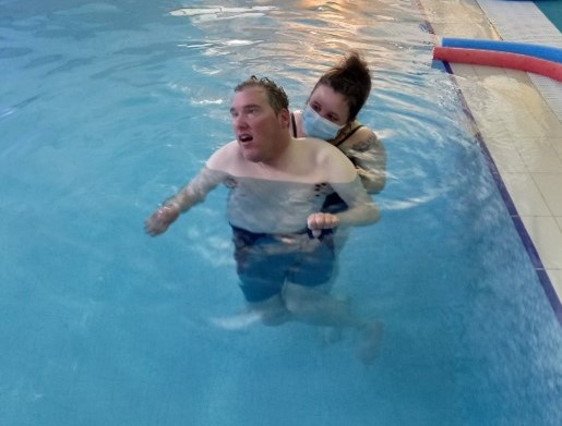 _rainbowliving's tweet photo. We love these photographs of Simon enjoying a supported swim – looks like you really enjoyed it Simon, thanks for sharing this with us! #ExeterRainbowHouse #SupportedSwimming https://t.co/lCvmS3dtPj