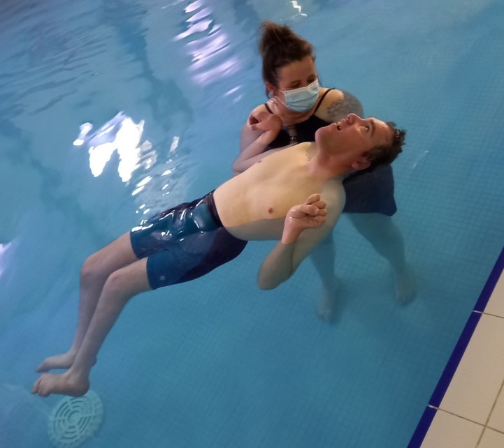 _rainbowliving's tweet photo. We love these photographs of Simon enjoying a supported swim – looks like you really enjoyed it Simon, thanks for sharing this with us! #ExeterRainbowHouse #SupportedSwimming https://t.co/lCvmS3dtPj