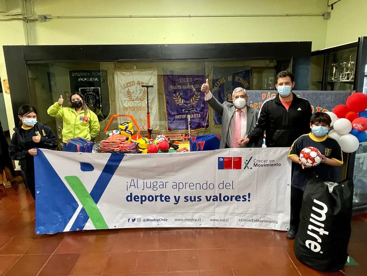 Mindep_INDAntof's tweet photo. ❇️ Más de 120 estudiantes de 1ero a 4to básico y de II a IV medio del Liceo Bicentenario Marta Narea Díaz de #Antofagasta serán beneficiados con talleres de psicomotricidad y vóleibol, gracias a la ejecución del programa Crecer en Movimiento.
#antofagasta https://t.co/8ovsBJS55R