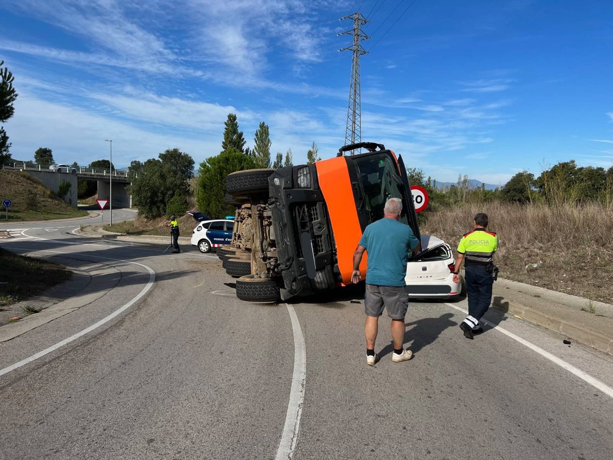 marc_elpoll's tweet photo. 🚨Aparatós accident a #Llagostera. 

🚚Un camió ha bolcat a sobre d’un cotxe, a la rotonda dels Escuts. 

🚙Ha resultat ferida la conductora única ocupant del cotxe. 

Trasllada amb 🚑 @semgencat al parc Hospitalari Martí Julià de #Salt. 

👮🏻‍♀️👨‍🚒@PLllagostera @mossos @bomberscat https://t.co/HxTG3gtNgo