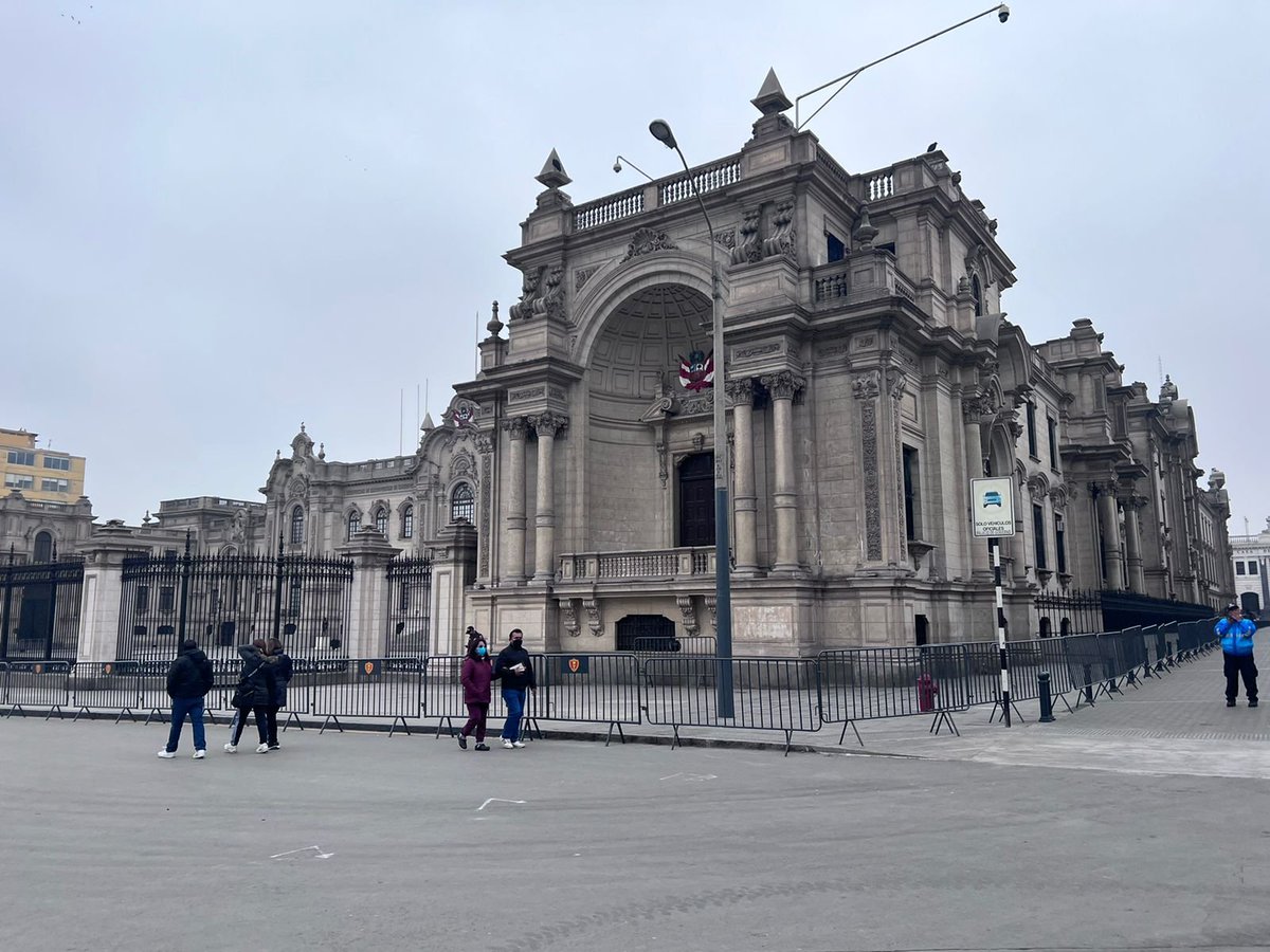 Las rejas de Palacio

Pese a orden judicial que ordena el retiro de las rejas de los alrededores de la Plaza de Armas, Palacio de Gobierno los mantiene a su alrededor obligando a los peatones a caminar en la pista.