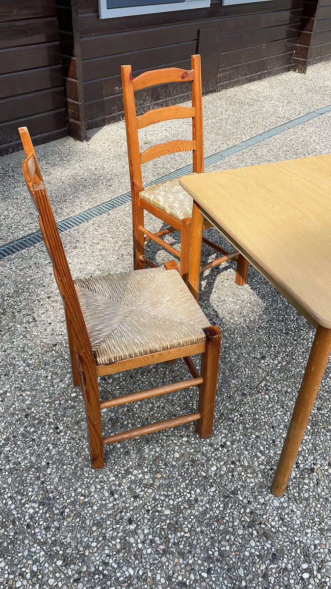 wsvzegerplas's tweet photo. Wij hebben stoelen en tafels over. Iemand die deze gebruiken kan https://t.co/suQADamWmB
