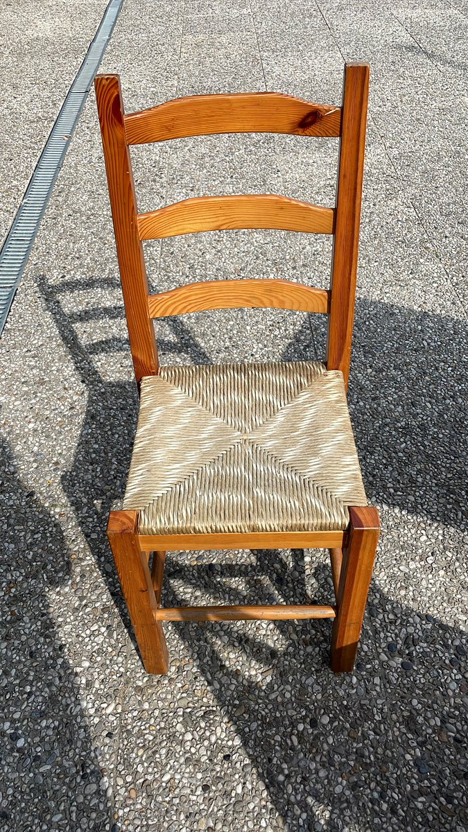 wsvzegerplas's tweet photo. Wij hebben stoelen en tafels over. Iemand die deze gebruiken kan https://t.co/suQADamWmB