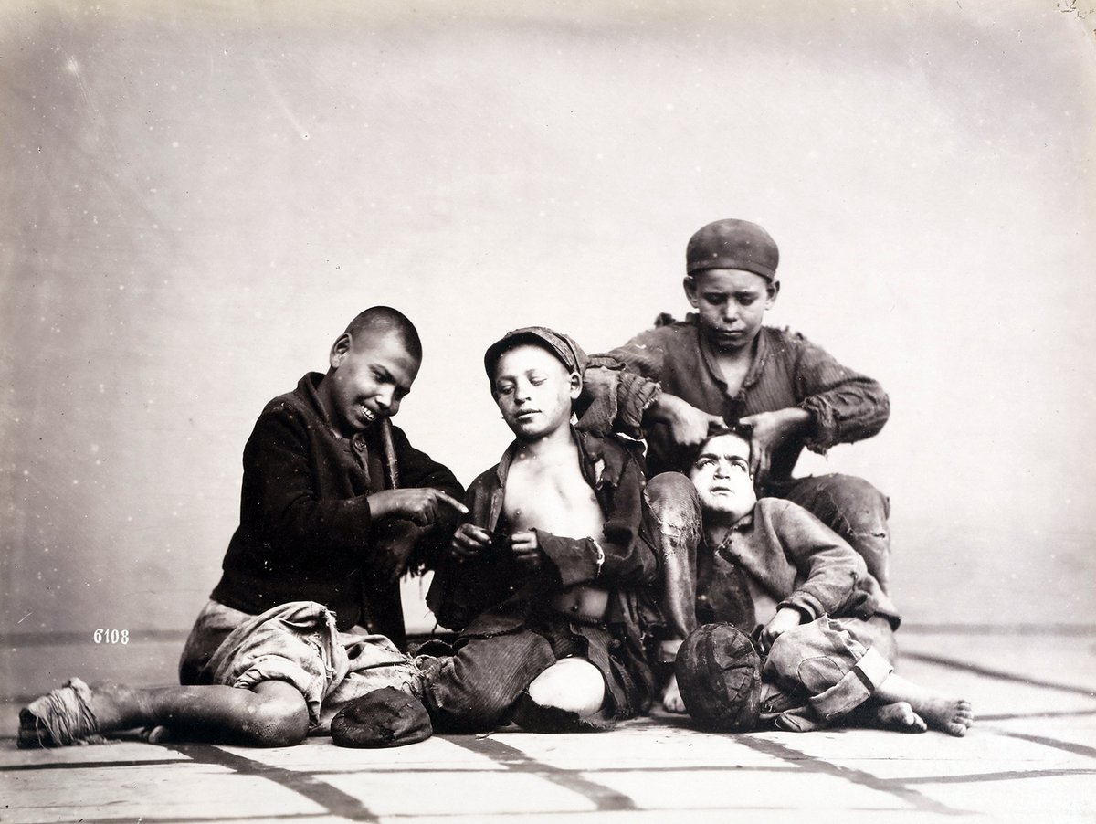 Giorgio Sommer (Italian, 1834-1914), Naples. The hunt for lice, circa 1870, Albumen gelatin silver print, 18.3 x 24 cm.

#giorgiosommer #oldphotographer #oldlandscapephotography #urbanphotography #oldportraitphotography #monumentsphotography #naples #archeologicalphotography