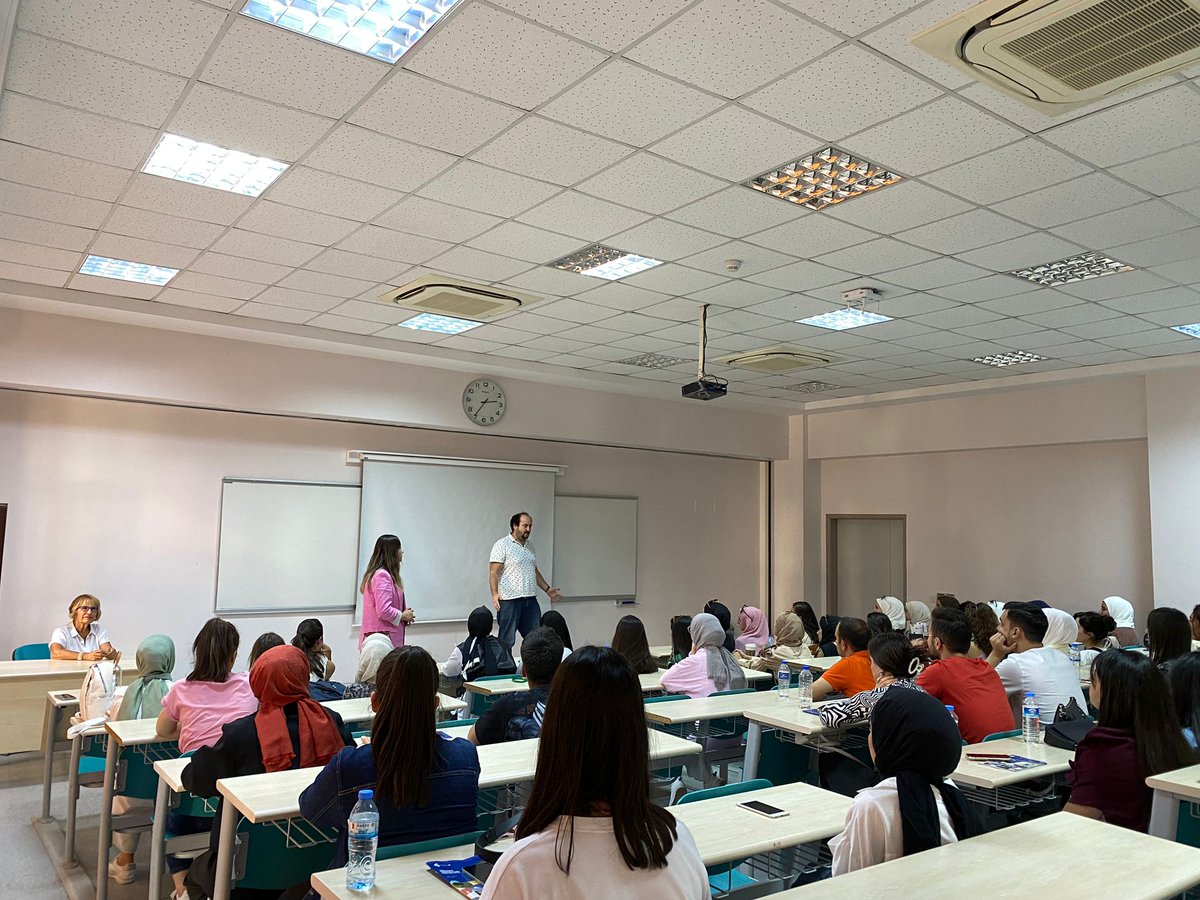 hku_saglikbil's tweet photo. Fakültemize yeni kayıt yaptıran öğrencilerimizle bölüm oryantasyonlarımızı gerçekleştirdik.
Tüm öğrencilerimize yeni eğitim öğretim dönemlerinde başarılar diliyoruz. Fakültemize hoş geldiniz 🎈
@hkunv 
@TurkayDereli 
@BayramlarKezban 
@yavuzyakut 
@ProfDr_YBeyhan 
@NerminOlgun4 https://t.co/1SibWtqVIh