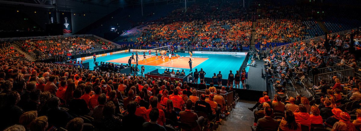 Volleybaldames's tweet photo. More fans = more fun! 😏 Voor onze al uitverkochte wedstrijden tegen België &amp; Italië is er extra ruimte op de tribunes gecreëerd! 😍

De kaarten zijn zojuist in de verkoop gegaan. Koop ze snel via https://t.co/aMoA7ib9Mz, want op = op! 

#LetsGoOrange #TeamNL #Electrifying2022 https://t.co/lN9HrUDFLW
