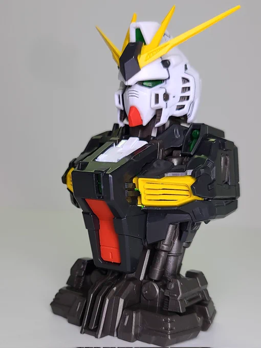 MSメカニカルバスト見つけたので回してきました三回でコンプリート出来たのでたぶん運は使い果たしました(遠い目)ちなみに上半身と頭部でルミナスユニット二個必要…しかし内部メカには一個しか入ってないから他のモノから(笑)あと、前のマジンガーZとの大きさ比較も(笑)#メカニカルバスト 