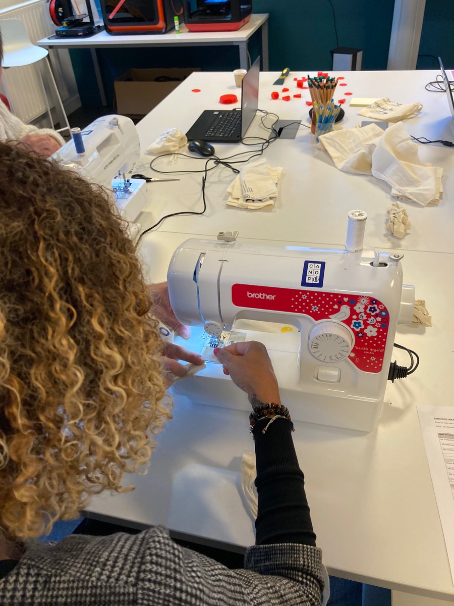 canope_94's tweet photo. À l’atelier
@canope_94
, les enseignants du #fablabecole expérimentent, grâce à Juliette, Céline et Yoann, l’atelier machine à coudre et prépare un pochon pour leur matériel pédagogique. En tissu récupéré et revalorisé ♻️🌍
@universcience
@latelier_cherch https://t.co/VmeYeN0fM2