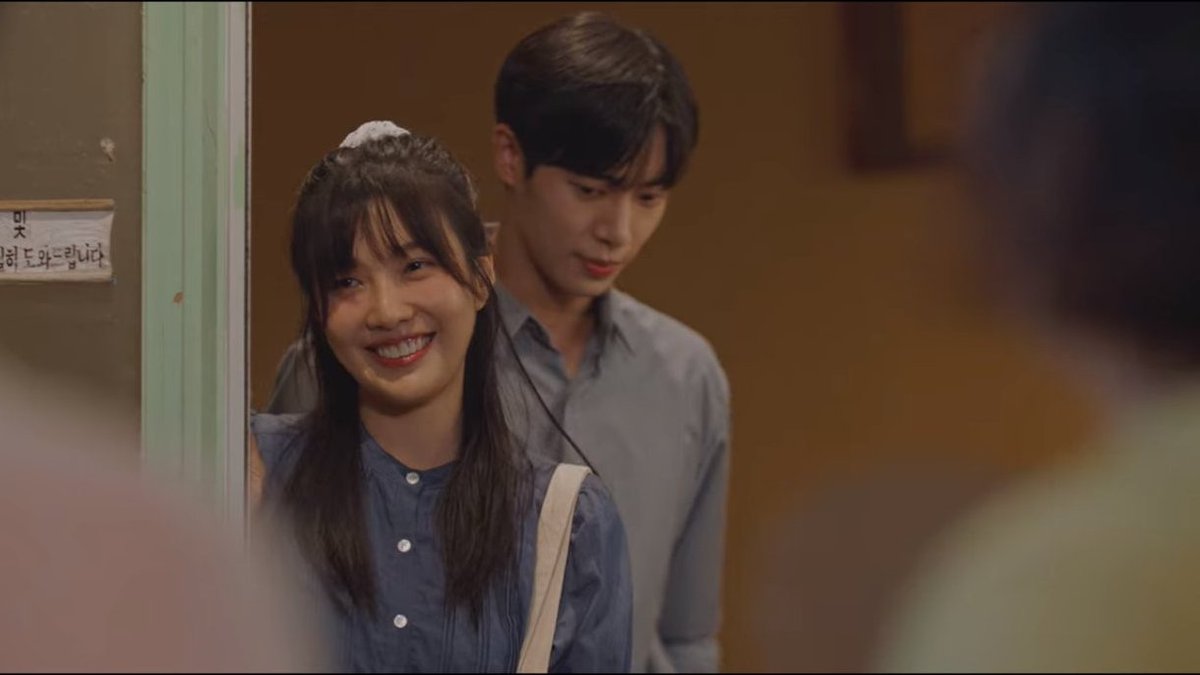 iconickdramas's tweet photo. when that romcom couple thought they are secretly dating but everyone already knows trope >>> 😂 https://t.co/vpF2gUL5he