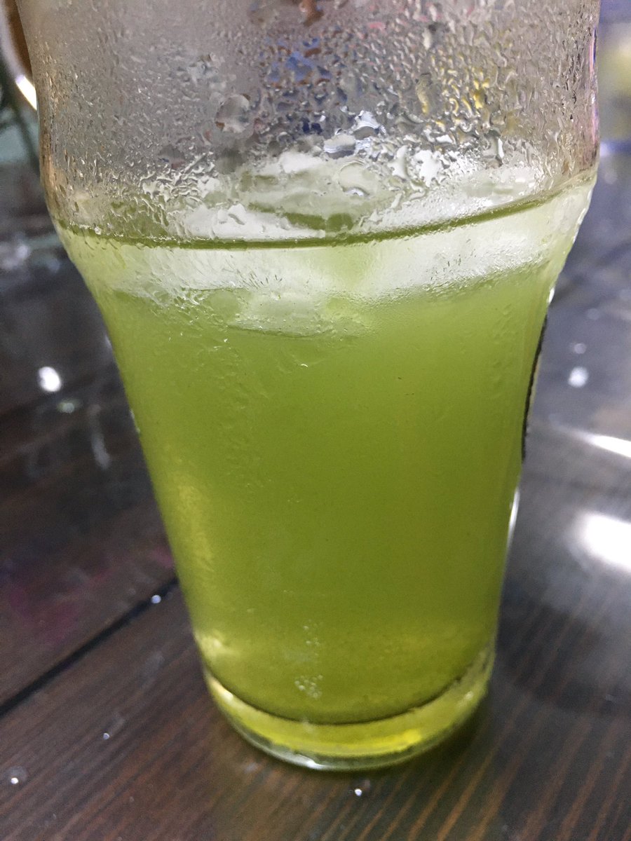 茜霧島の緑茶割りが美味すぎる。
緑茶はペットボトルではなく、茶葉から。
本気のお茶割り。