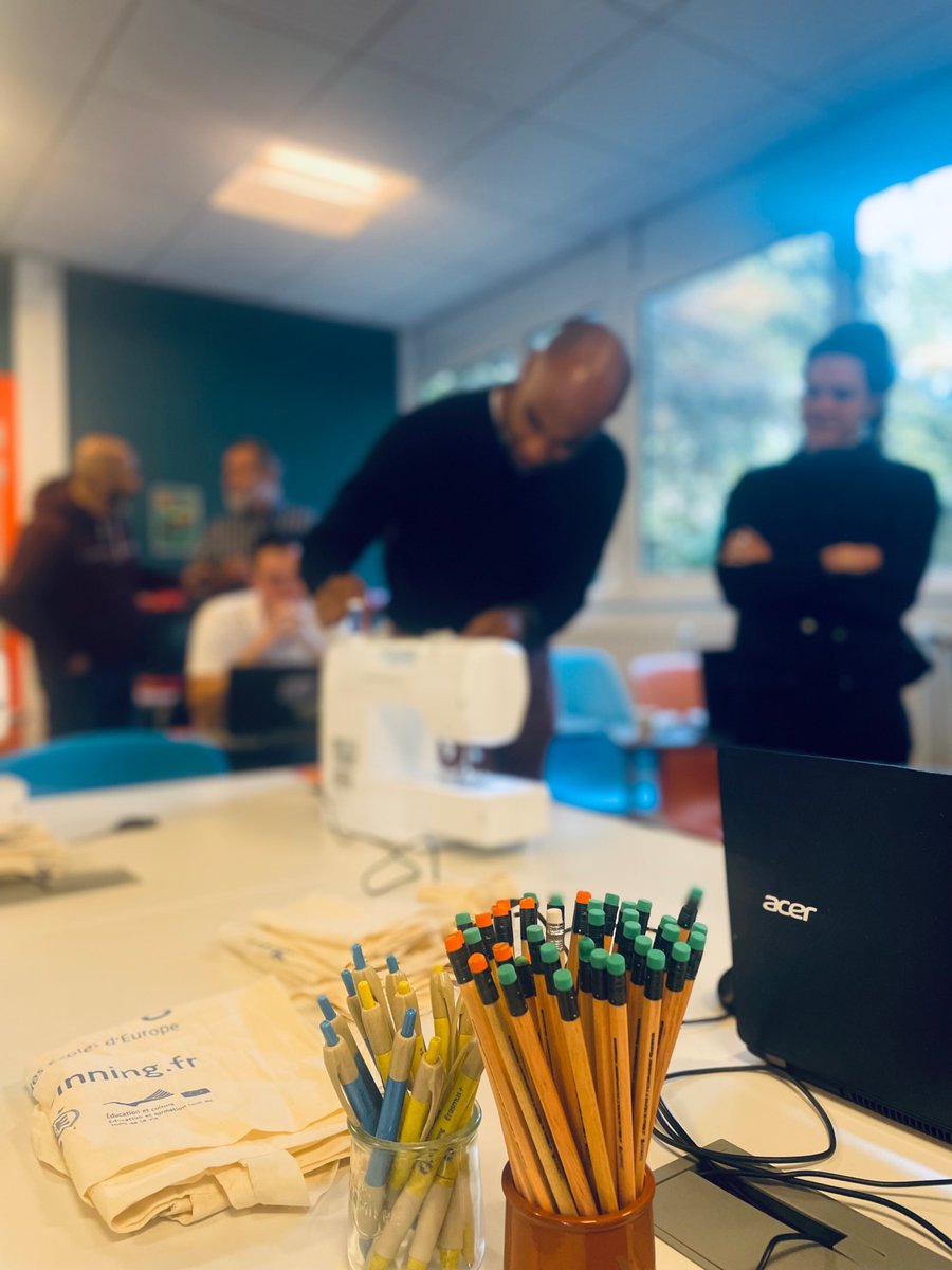 canope_94's tweet photo. À l’atelier
@canope_94
, les enseignants du #fablabecole expérimentent, grâce à Juliette, Céline et Yoann, l’imprimante 3D 🖨 avec le logiciel tinkercad, do.doc 🧑💻 et l’atelier machine à coudre 🧵 !
@universcience
@latelier_cherch @FlashforgeEU @canope_93 @canope_77 https://t.co/CpCOsRbN6t