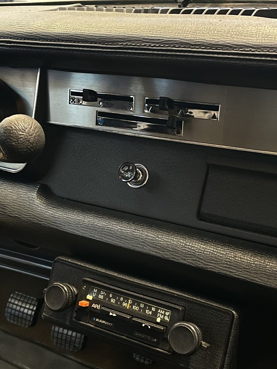 PeugeotDE's tweet photo. Analoges Radio hรถren oder doch lieber eine Musikkassette einlegen...๐ค Wer erinnert sich noch an dieses Soundsystem?
#Peugeot #PeugeotDeutschland #Musikkassette #Radio #Classiccar #ClassicStereo https://t.co/5WIROAx6Xi