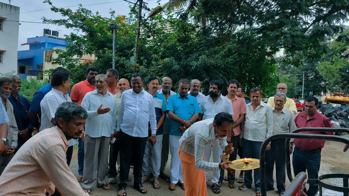 Rmanjunath_mla's tweet photo. #ರಸ್ತೆಗಳ_ಡಾಂಬರೀಕರಣ_ಕಾಮಗಾರಿ
ಬಾಗಲಗುಂಟೆ ವಾರ್ಡ್ MEI ಬಡಾವಣೆ 15 ನೇ ಕ್ರಾಸ್ ಸುತ್ತಮುತ್ತಲ ರಸ್ತೆಗಳ ಡಾಂಬರೀಕರಣ ಕಾಮಗಾರಿಗೆ ಚಾಲನೆ ನೀಡಿದೆನು.
#Bagalgunte #MEIBadavane #RoadProgress https://t.co/Ieb9BjTEgM