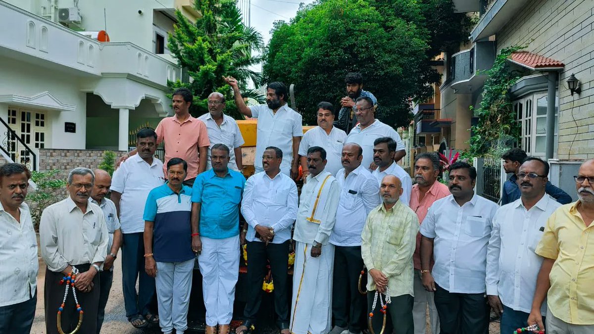 Rmanjunath_mla's tweet photo. #ರಸ್ತೆಗಳ_ಡಾಂಬರೀಕರಣ_ಕಾಮಗಾರಿ
ಬಾಗಲಗುಂಟೆ ವಾರ್ಡ್ MEI ಬಡಾವಣೆ 15 ನೇ ಕ್ರಾಸ್ ಸುತ್ತಮುತ್ತಲ ರಸ್ತೆಗಳ ಡಾಂಬರೀಕರಣ ಕಾಮಗಾರಿಗೆ ಚಾಲನೆ ನೀಡಿದೆನು.
#Bagalgunte #MEIBadavane #RoadProgress https://t.co/Ieb9BjTEgM