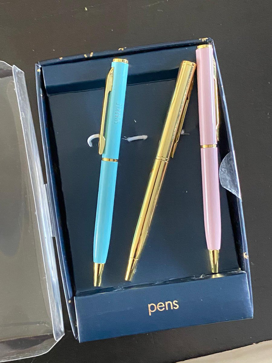 ABC_Blogging's tweet photo. @HEMA hallo, ik koop net pennen bij jullie, afgeprijsd maar stond niks op waarom.. is dit de bedoeling?! 😳 https://t.co/1MW8WdmaXm