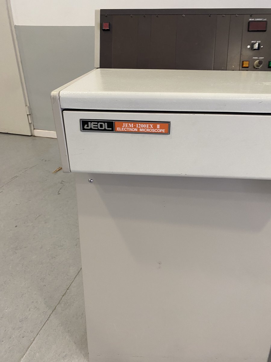 bravo_abad's tweet photo. An experiment: placing an old electron microscope next to our undergrad classrooms. And a hypothesis: seeing and touching the real thing will motivate/stimulate the students. Actual results from the experiment coming soon @UAM_Madrid https://t.co/IgigUNPpR3
