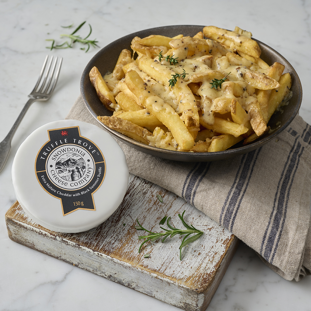 snowdoniacheese's tweet photo. Give cheesy chips a decadent twist with melted Truffle Trove, our extra mature Cheddar with Black Summer truffle ππ
#blacksummertruffles #britishcheese #cheesychips #snackattack https://t.co/RzpoVxMqwr