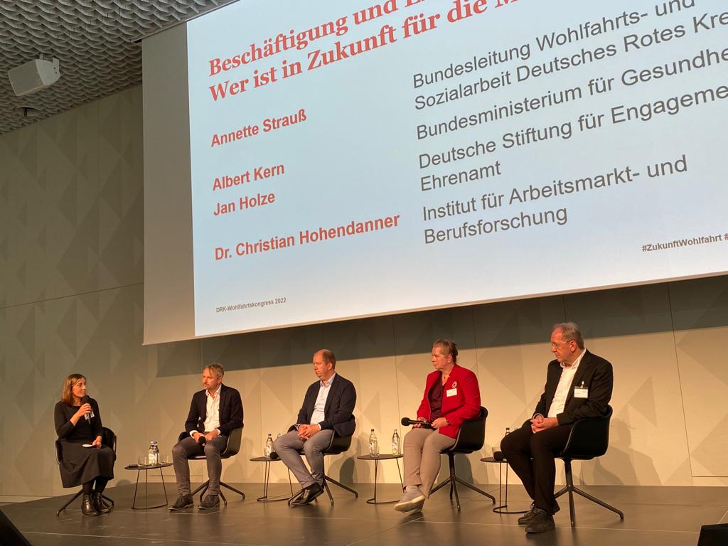 Abschluss #WFK22: Der Soundtrack ist recht klar. Die Sorge um unseren Sozialstaat und Zusammenhalt dominiert und das müssen wir auch aussprechen. Und die richtigen Schlüsse ziehen.
Letzte Frage: Wer ist künftig eigentlich noch für die Menschen da?
#ZukunftWohlfahrt #DRK